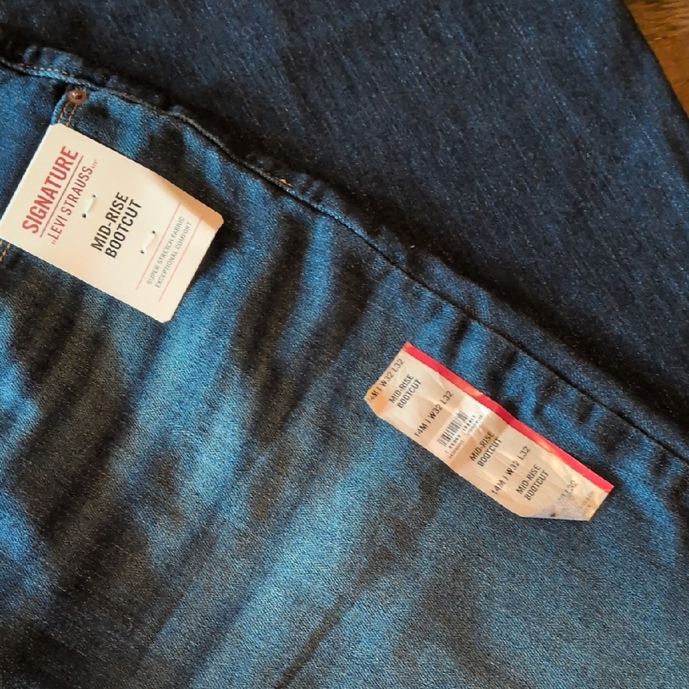 Signature by Levi Strauss Mid-Rise Bootcut Jeans - Picture 2 of 4